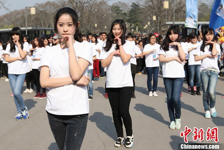 网传小女孩常坐在光棍怀里 当地回应